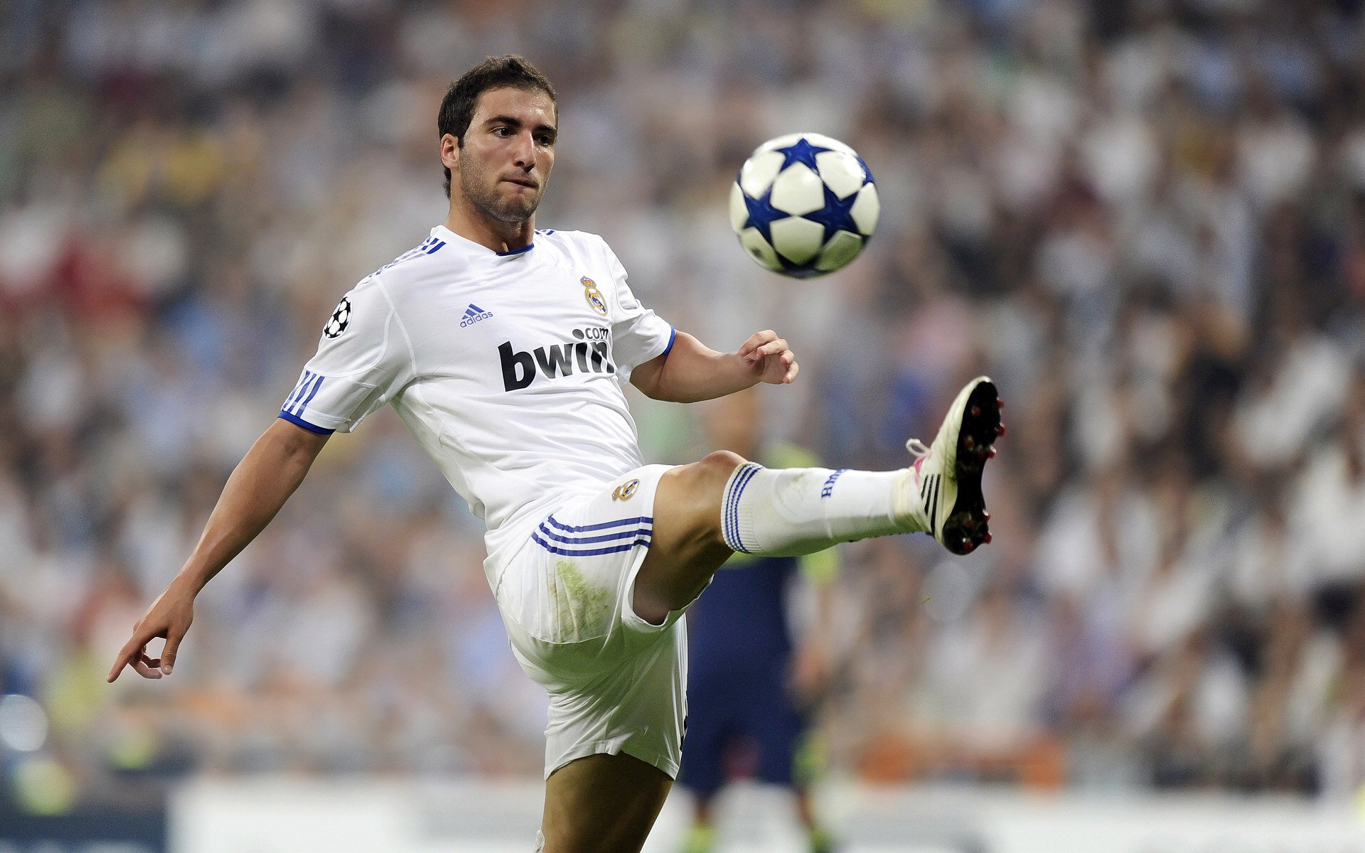 “电动冲浪新体验：马鞍山赛场成为水上运动的明星”